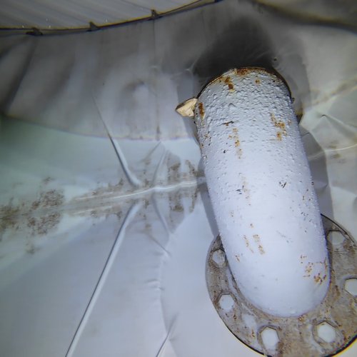 Sprinklertank-Inspektion: Stahltank, 5 Jahre – Rohrschelle Kalkablagerung Bodensicht Nahaufnahme