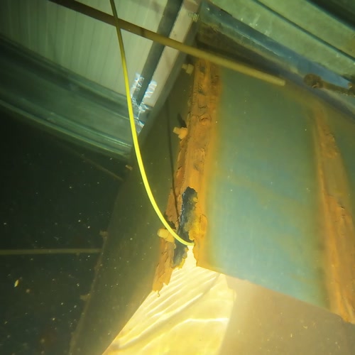 Sprinklertank-Inspektion: Stahltank, 5 Jahre – Abschirmblech Korrosion Detailaufnahme